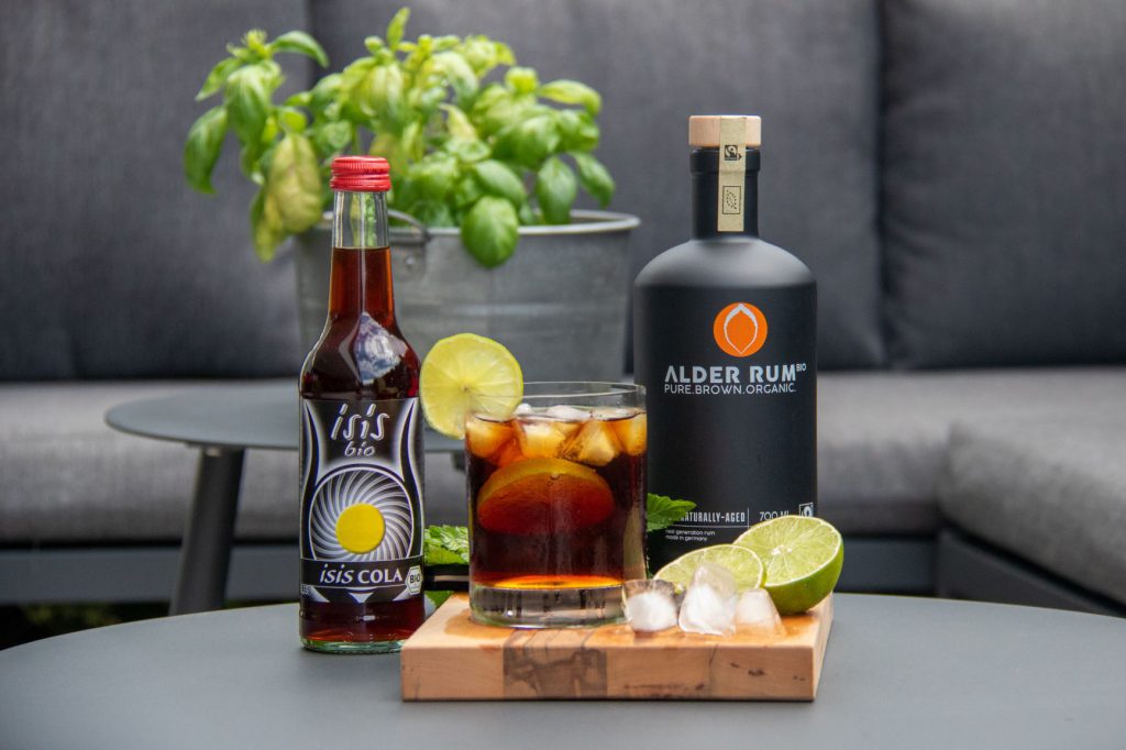 isis Bio Cola und Alder Rum mit Long Drink Glas Eiswürfel und Lemon