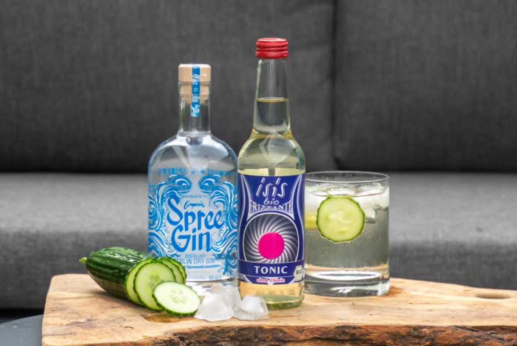 Spree Gin isis Bio Tonic Long Drink mit Eiswürfel und Gurke