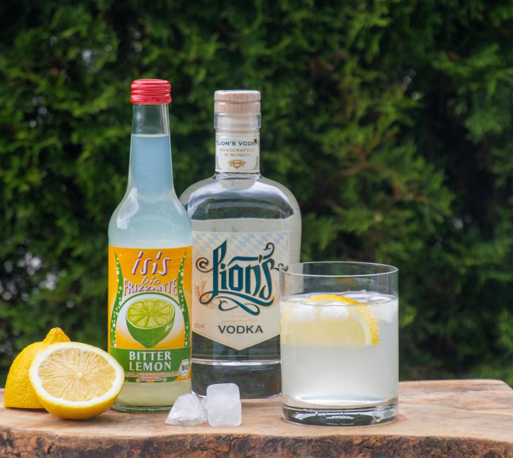 Lions Vodka mit isis Bitter Lemon Long Drink Glas Zitrone und Eiswürfel